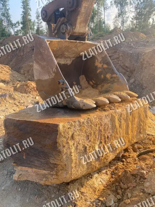 валуны (глыбы) из златолита для ландшафта в наличии от производителя